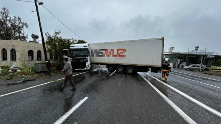 Mersin'de TIR'ın yağış nedeniyle kayarak yaptığı kaza kamerada: 1 yaralı