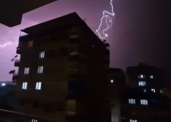 Diyarbakır ve Batman’da şimşekler geceyi aydınlattı; yollar suyla doldu