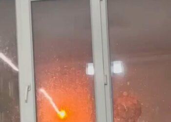Diyarbakır’da 4 katlı binaya yıldırım düştü; o anlar kamerada