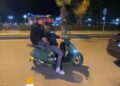 Sokak köpeği motosiklete binmek istedi; o anlar kamerada
