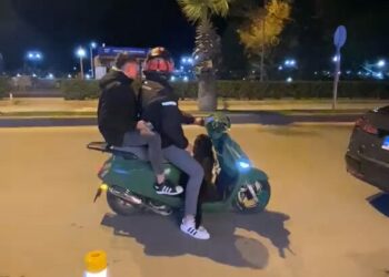 Sokak köpeği motosiklete binmek istedi; o anlar kamerada