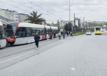 Bağcılar tramvay hattında arıza nedeniyle seferler aksadı -1