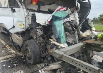 TIR, kırmızı ışıkta bekleyen tankere çarptı: 1 ölü