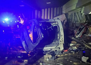 Ordu'da otomobil iş yerine girdi: 2 yaralı