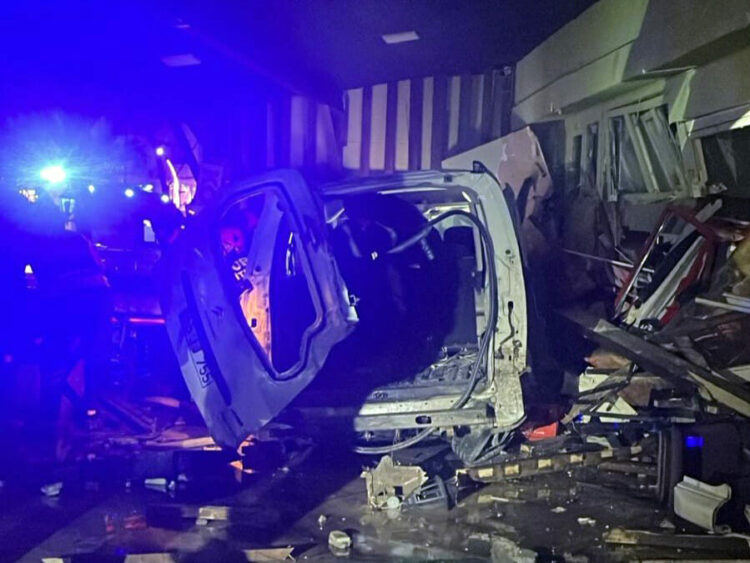 Ordu'da otomobil iş yerine girdi: 2 yaralı