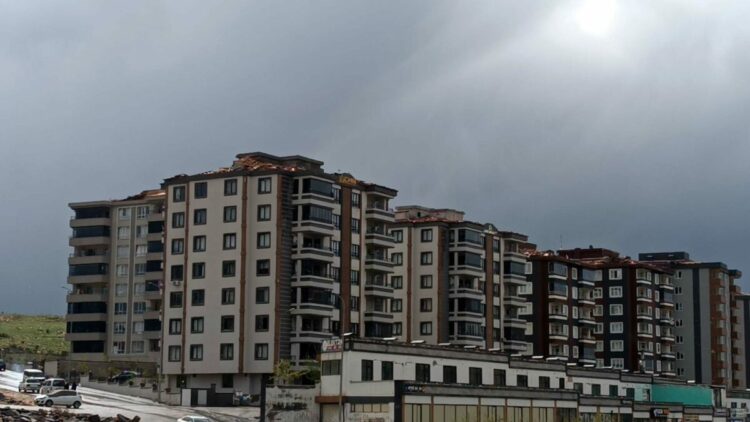 Gaziantep’te fırtınanın hasarı gün ağarınca ortaya çıktı