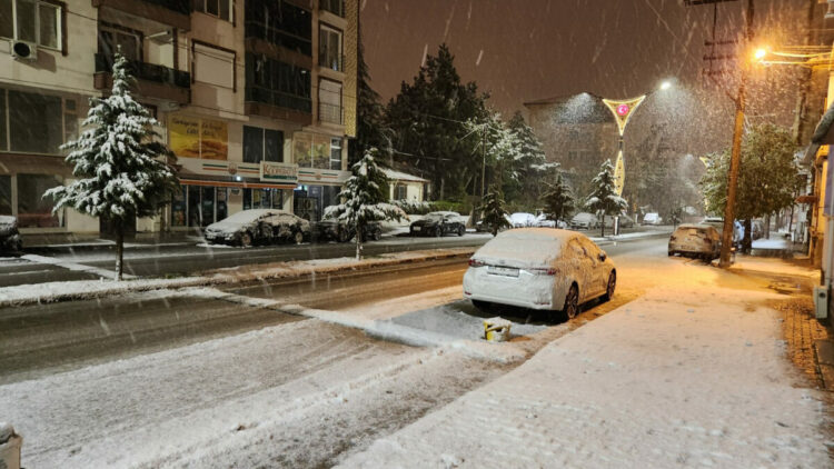 Afyonkarahisar'da 11 ilçede eğitime 'kar' engeli; ulaşımda aksamalar yaşandı