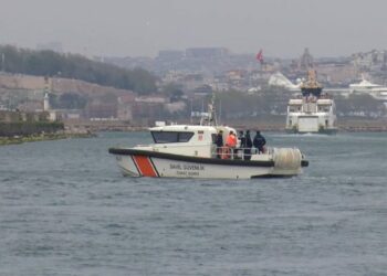 Kadıköy'de vapura binen Azerbaycanlı kadın kayboldu; çantası bulundu denizde aranıyor