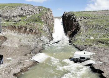 Tam doluluğa ulaşan Patnos Barajı'nda kapaklar açıldı