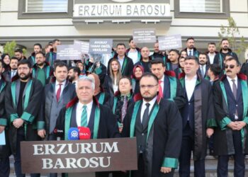Bıçaklı saldırıya uğrayan avukat yara almadan kurtuldu; barodan destek açıklaması