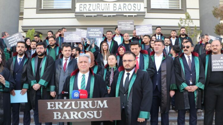 Bıçaklı saldırıya uğrayan avukat yara almadan kurtuldu; barodan destek açıklaması
