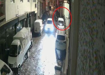 Husumetli oldukları kişiyi takip edip götürdükleri ara sokakta bacağından vurdular