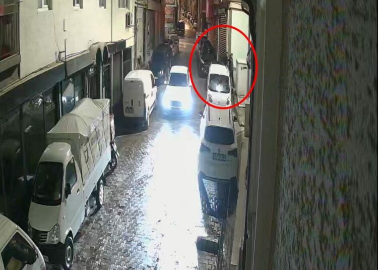 Husumetli oldukları kişiyi takip edip götürdükleri ara sokakta bacağından vurdular