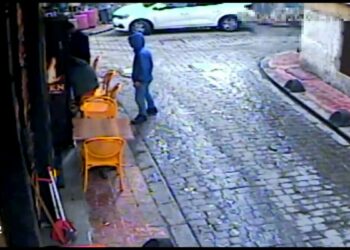 Taksim’de kafede oturan kadının cep telefonunu çalıp kaçtı; takiple yakalandı