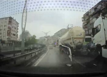 Otomobil, TIR ile tanker arasına sıkıştı; kaza kamerada