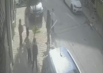 Arnavutköy’de sokakta oynayan çocuklara saldırıp elindeki bıçakla kapıya dayandı; şüpheli kamerada