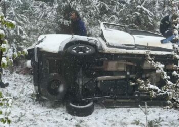 Elektrik arıza ekibinin aracı şarampole devrildi: 3 yaralı