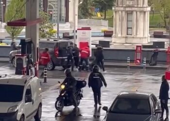 Başakşehir'de akaryakıt istasyonundaki tekmeli yumruklu kavga kamerada