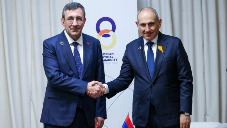 Cumhurbaşkanı Yardımcısı Yılmaz, Ermenistan Başbakanı Paşinyan ile bir araya geldi
