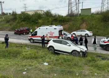 Otomobille hafif ticari araç çarpıştı; 1’i ağır, 4 yaralı