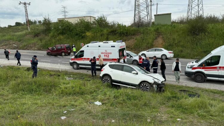 Otomobille hafif ticari araç çarpıştı; 1’i ağır, 4 yaralı