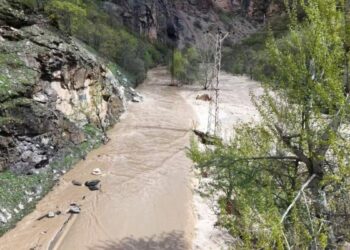 Munzur Çayı taştı, kara yolu trafiğe kapandı