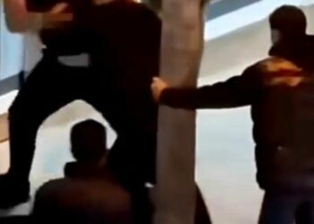 Pendik'te sokaktaki grubun tek kişiye saldırısı kamerada