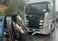 TIR, karşı şeride geçip otomobille çarpıştı: 1 ölü, 4 yaralı