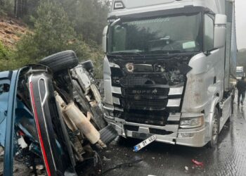 TIR, karşı şeride geçip otomobille çarpıştı: 1 ölü, 4 yaralı