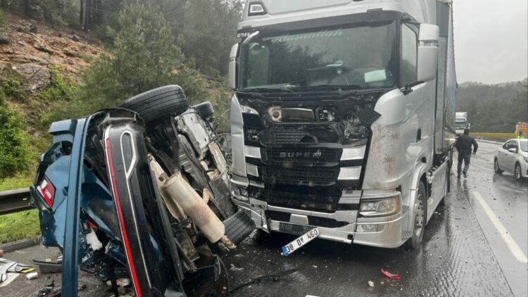 TIR, karşı şeride geçip otomobille çarpıştı: 1 ölü, 4 yaralı
