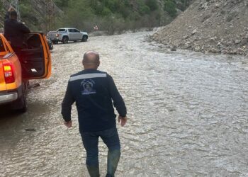 Kaval Deresi taştı, köy yolu ulaşıma kapandı