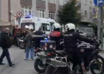 Küçükçekmece'de kahvehanenin önünde silahlı saldırı: 3 yaralı