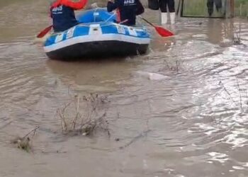 Tokat'ta su basan evlerinde mahsur kalanları AFAD botla kurtardı