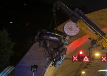 Otomobil tünel girişindeki duvara çarptı; 1 ölü