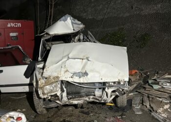 Apartmanın bahçesine düşen otomobilden atlayarak kurtuldular