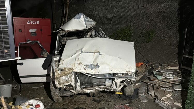 Apartmanın bahçesine düşen otomobilden atlayarak kurtuldular