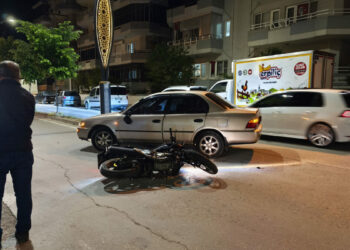 Otomobille motosikletin çarpıştığı kaza kamerada; 2 yaralı