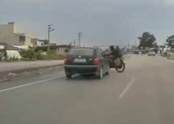 Hatay'da otomobilin motosiklete çarptığı kaza kamerada: 1 ölü, 1 yaralı
