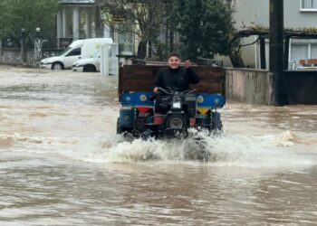 Sakarya'da sağanak; dere taştı, mahalleyi su bastı