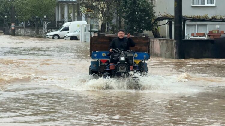 Sakarya'da sağanak; dere taştı, mahalleyi su bastı