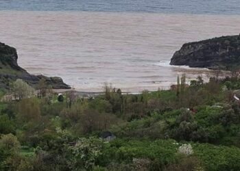 Bartın'da sağanağın ardından deniz çamur rengini aldı