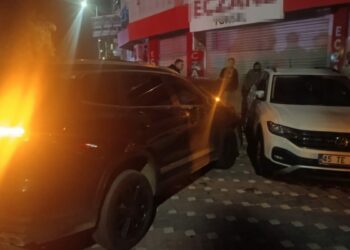 Kazaya karışan 2 araç savrulup, park halindeki 2 otomobile çarptı; 2 yaralı