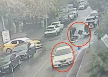 Motosiklet ile otomobilin çarpıştığı kaza kamerada