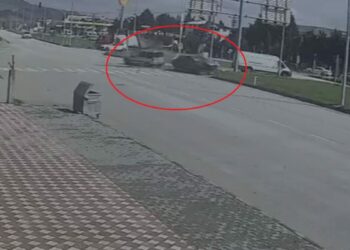 Hafif ticari araçla otomobilin çarpıştığı kaza kamerada