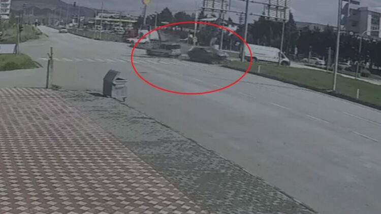 Hafif ticari araçla otomobilin çarpıştığı kaza kamerada