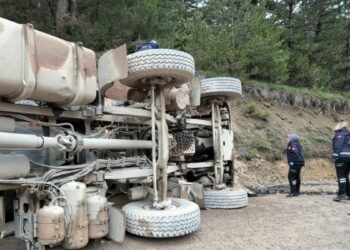 Bolu’da kum yüklü kamyon devrildi: 1 ölü