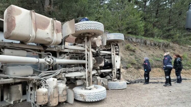 Bolu’da kum yüklü kamyon devrildi: 1 ölü