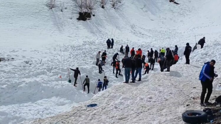 Çığ altında kalan çoban için yeniden başlatılan arama çalışmaları 4'üncü gününde