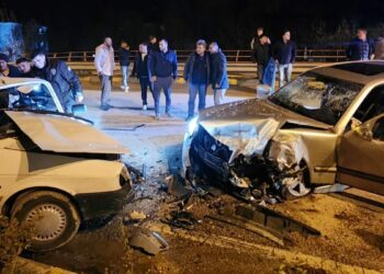 Kavşakta ters yöne giren alkollü sürücünün otomobili, başka otomobille çarpıştı: 6 yaralı