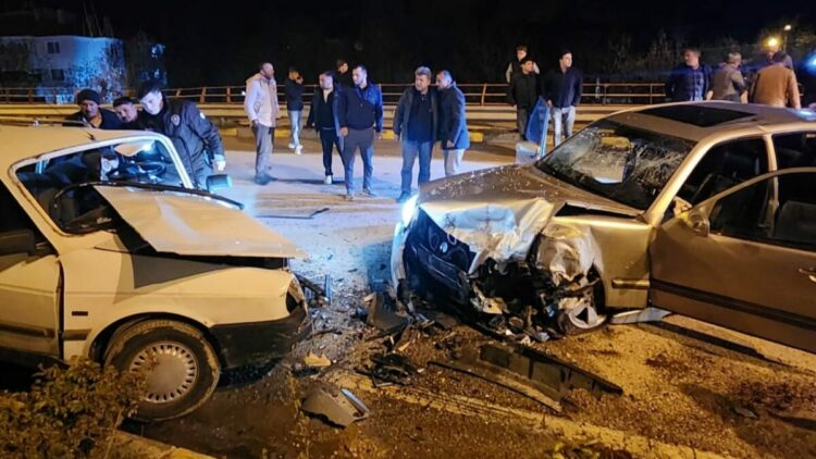 Kavşakta ters yöne giren alkollü sürücünün otomobili, başka otomobille çarpıştı: 6 yaralı